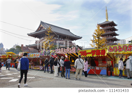 Everyone is fascinated by the stalls lined up on the festival day. Eating food after visiting Sensoji Temple will bring you back to your childhood. 111431433