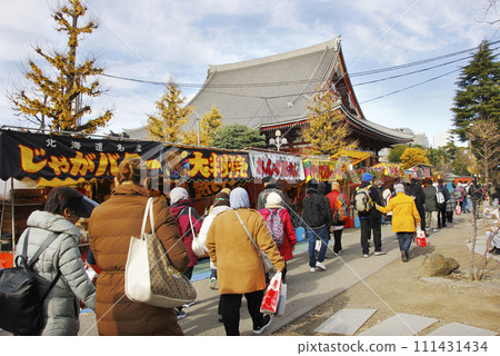 Many stalls lined up on the festival day. Every store attracts people with its delicious smell. 111431434
