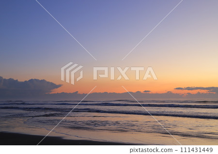 沐浴在朝霞中的房總海 沐浴在朝霞中的房總海 111431449