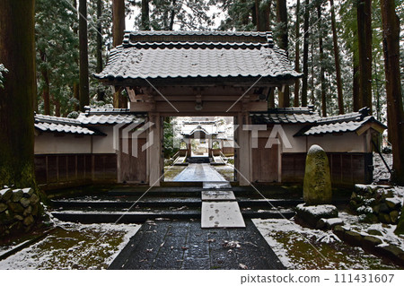 冬天的芽山立山寺正門（富山縣上市町） 111431607