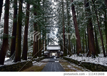 冬天的芽山立山寺正門（富山縣上市町） 111431608