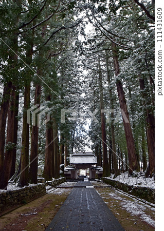 冬天的芽山立山寺正門（富山縣上市町） 111431609