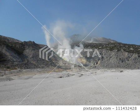 北海道伊娥山荒涼的岩壁和噴射孔冒出縷縷白煙 111432428