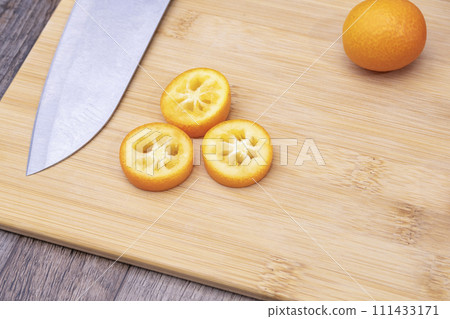 Kumquat sun-dried Cut with a knife to make dried fruits Kumquat sun-dried Cut with a knife to make dried fruits 111433171