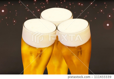 為金色生啤酒乾杯 黑色背景中閃閃發光的圖像 為金色生啤酒乾杯 黑色背景中閃閃發光的圖像 111433339