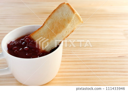 Zenzai and toast in a cup 111433946