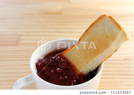 Zenzai and toast in a cup 111433947
