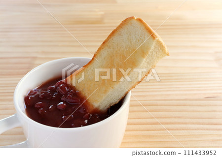 善財和吐司放在杯子裡 111433952