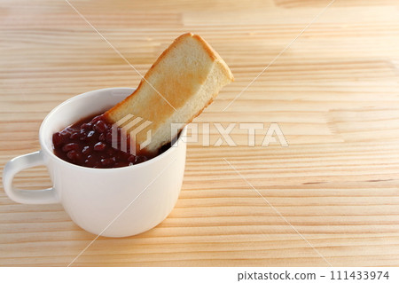 善財和吐司放在杯子裡 善財和吐司放在杯子裡 111433974