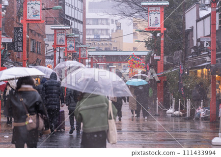[東京]淺草電波院街的雪景/2024年2月5日東京大雪 111433994