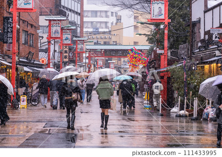 [東京]淺草電波院街的雪景/2024年2月5日東京大雪 111433995
