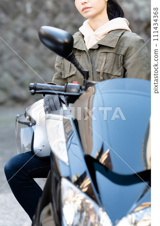 騎摩托車的婦女 111434368