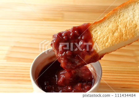 Shiruko and toast in a cup 111434484