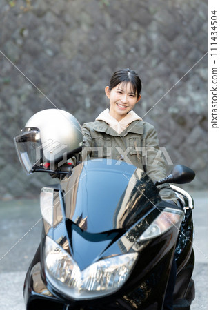 騎滑板車的婦女 111434504