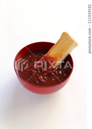 Oshiru and toast in a red soup bowl Oshiru and toast in a red soup bowl 111434582