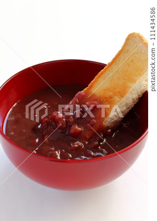 Oshiru 和吐司放在紅湯碗裡 111434586