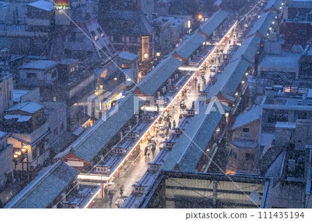 [Tokyo] Snowy scenery of Asakusa/Heavy snow in Tokyo on February 5, 2024 111435194