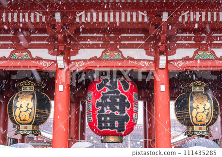 [Tokyo] Snowy scenery of Asakusa/Heavy snow in Tokyo on February 5, 2024 111435285