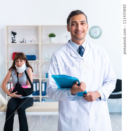 Young woman visiting male doctor traumatologist 111435693