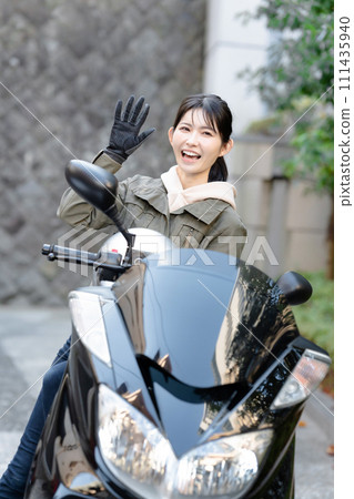 騎滑板車的婦女 111435940