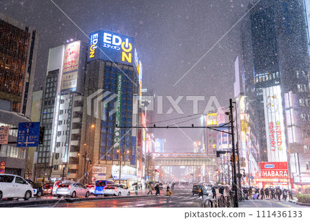 【東京】白雪皚皚的秋葉原電器街/2024年2月5日東京大雪 111436133