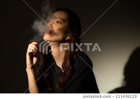 一個女人抽煙 111436229