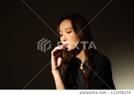 一個女人抽煙 一個女人抽煙 111436234