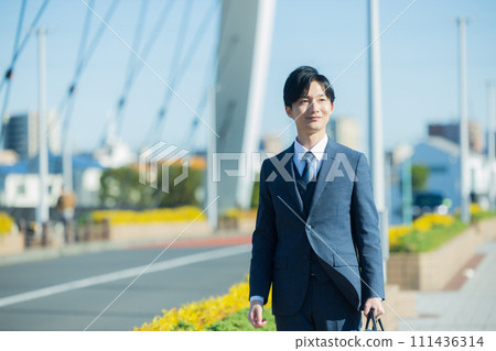 穿著西裝的年輕人 穿著西裝的年輕人 111436314