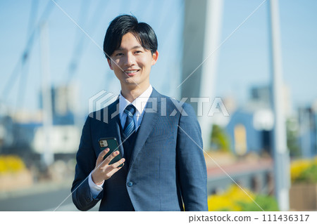 商人透過智慧型手機聯繫 111436317