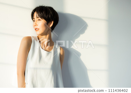 一個沐浴在清晨陽光下的女人 一個沐浴在清晨陽光下的女人 111436402