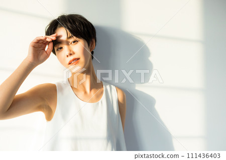 一個沐浴在清晨陽光下的女人 一個沐浴在清晨陽光下的女人 111436403