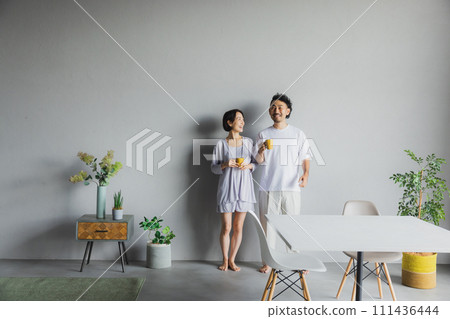 情侶拿著杯子說話 111436444