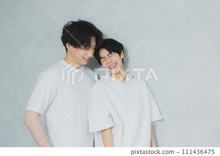 情侶擁抱 111436475