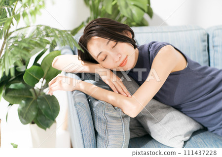 woman napping on the sofa 111437228