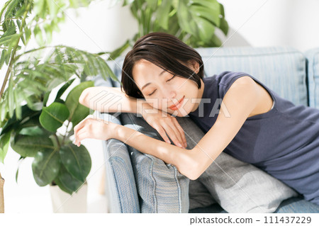 woman napping on the sofa 111437229