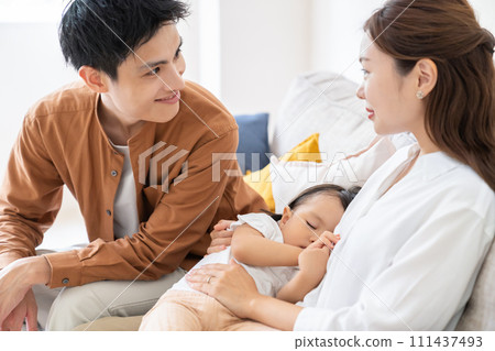 熟睡的寶貝,一家三口 熟睡的寶貝,一家三口 111437493