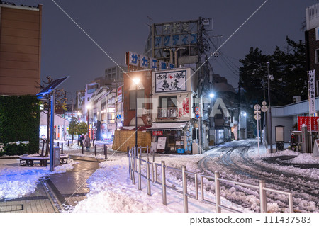 [Tokyo] Snowy downtown area of Tokyo / February 5, 2024 Heavy snow in Tokyo 111437583