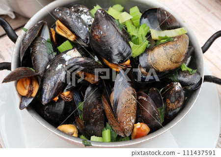 布魯塞爾一家餐廳用白酒蒸比利時貽貝 111437591