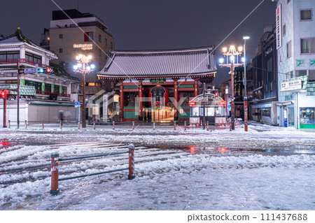[Tokyo] Snowy scenery of Asakusa Kaminarimon/Heavy snow in Tokyo on February 5, 2024 111437688