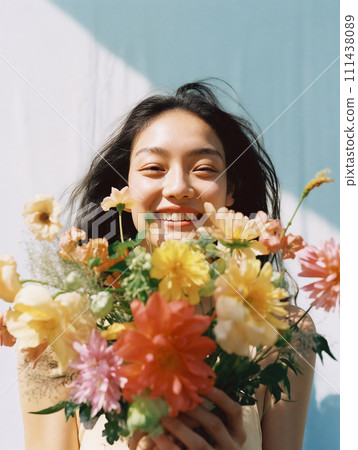 一個女人帶著微笑和一束鮮花 一個女人帶著微笑和一束鮮花 111438089