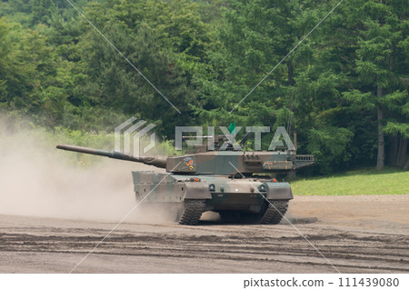 狂奔的陸上自衛隊90式坦克 111439080