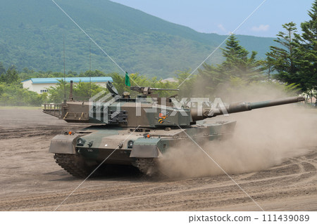 狂奔的陸上自衛隊90式坦克 111439089