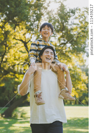 父母和小孩 親子 男生 111439217