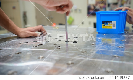 Tighten using a hex wrench Tighten using a hex wrench 111439227