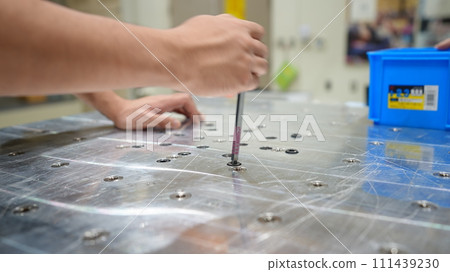 Tighten using a hex wrench Tighten using a hex wrench 111439230