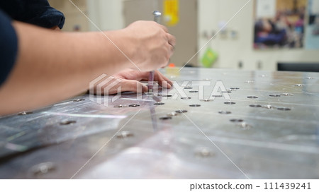 Tighten using a hex wrench Tighten using a hex wrench 111439241