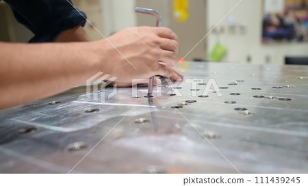 Tighten using a hex wrench Tighten using a hex wrench 111439245