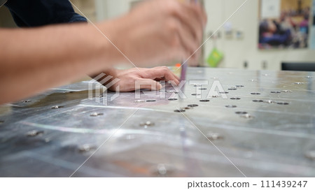 使用六角扳手擰緊 使用六角扳手擰緊 111439247