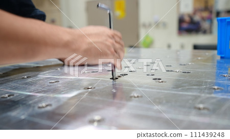 Tighten using a hex wrench Tighten using a hex wrench 111439248