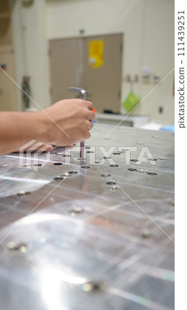 Tighten using a hex wrench Tighten using a hex wrench 111439251